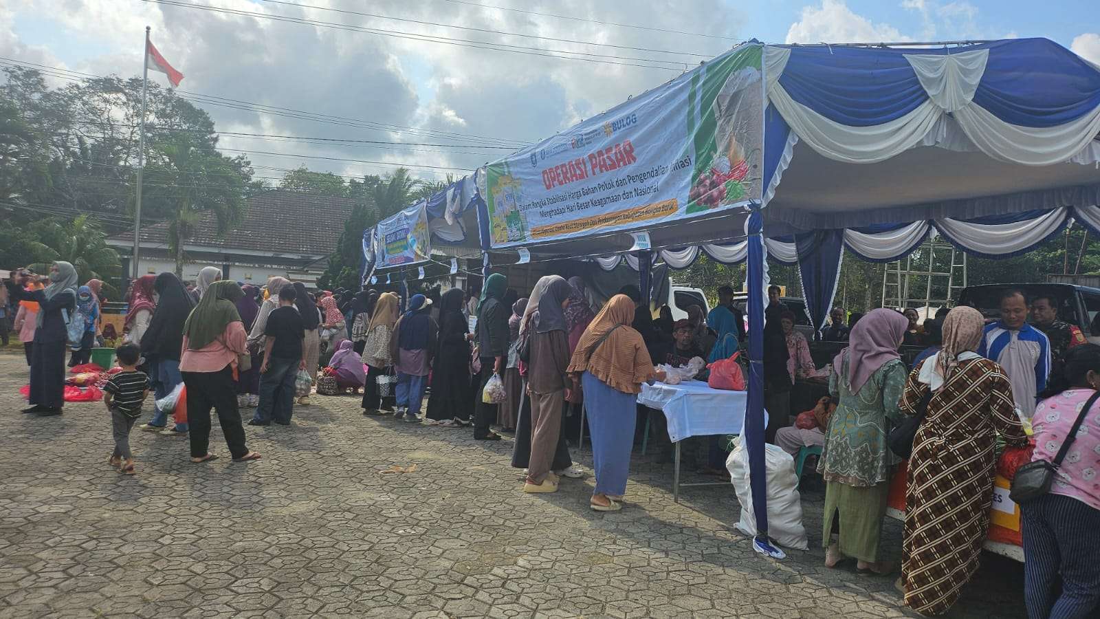 Operasi Pasar murah di Kecamatan Simpang Teritip