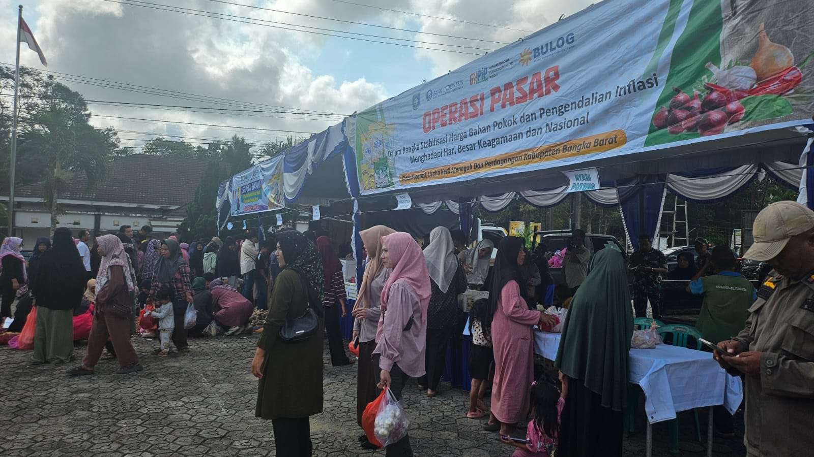Operasi Pasar murah di Kecamatan Simpang Teritip