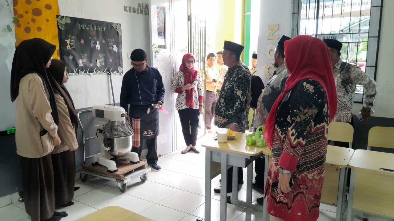 DKUP HADIR ACARA ENTREPENEUR FEST DI MAN 1 BABAR